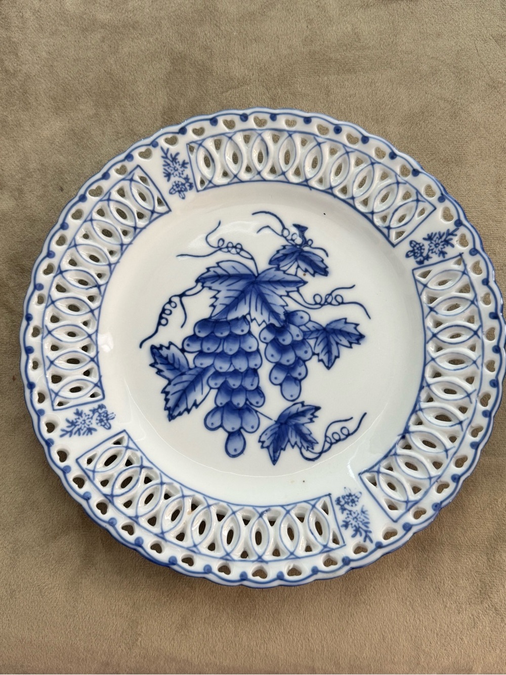 Vintage Chinoiserie Decorative Blue & White Grapevine Porcelain Plate